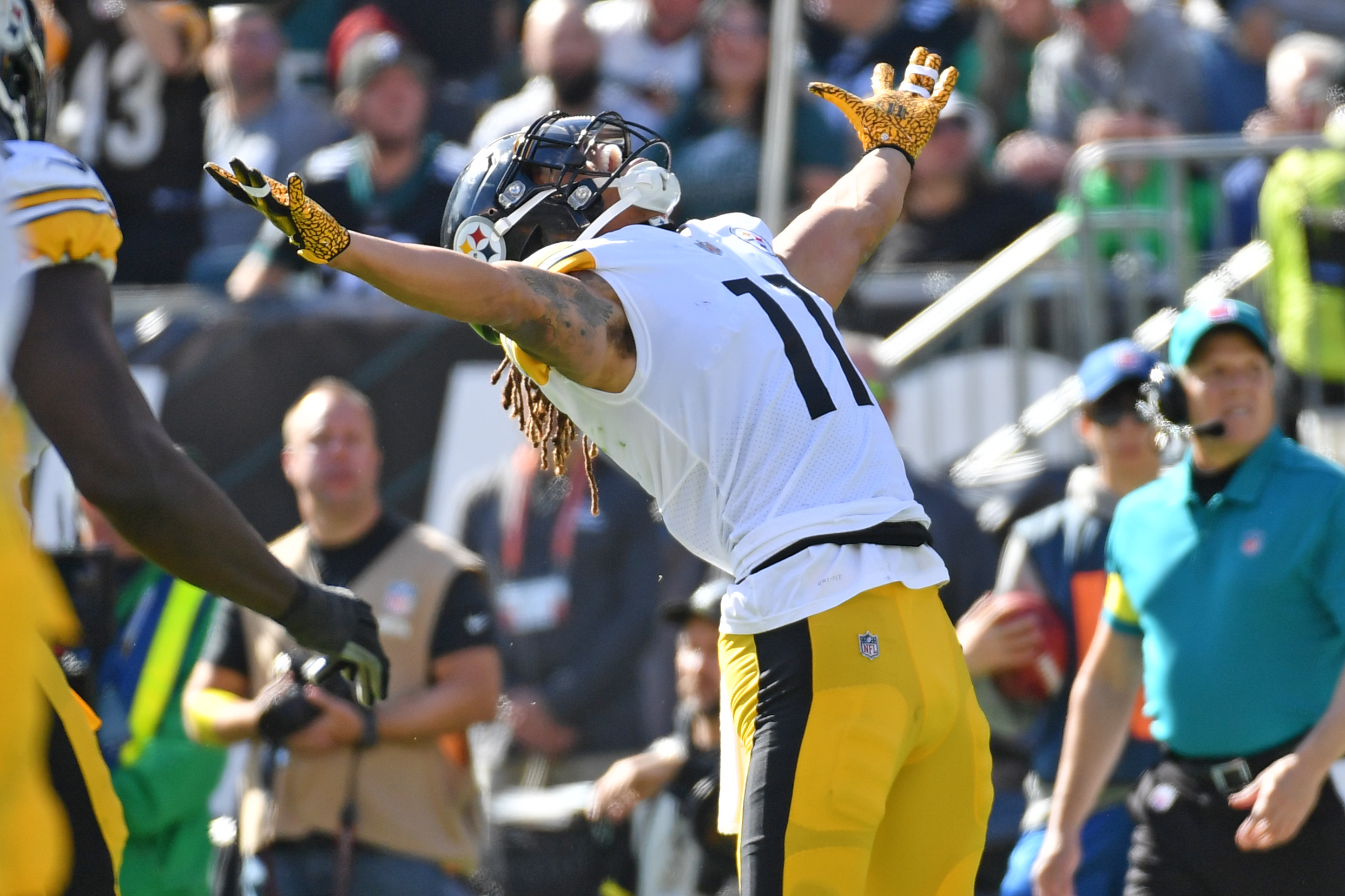 Pittsburgh Steelers wide receiver Chase Claypool (11) celebrates his touchdown pass against the Philadelphia Eagles during the first quarter at Lincoln Financial Field.