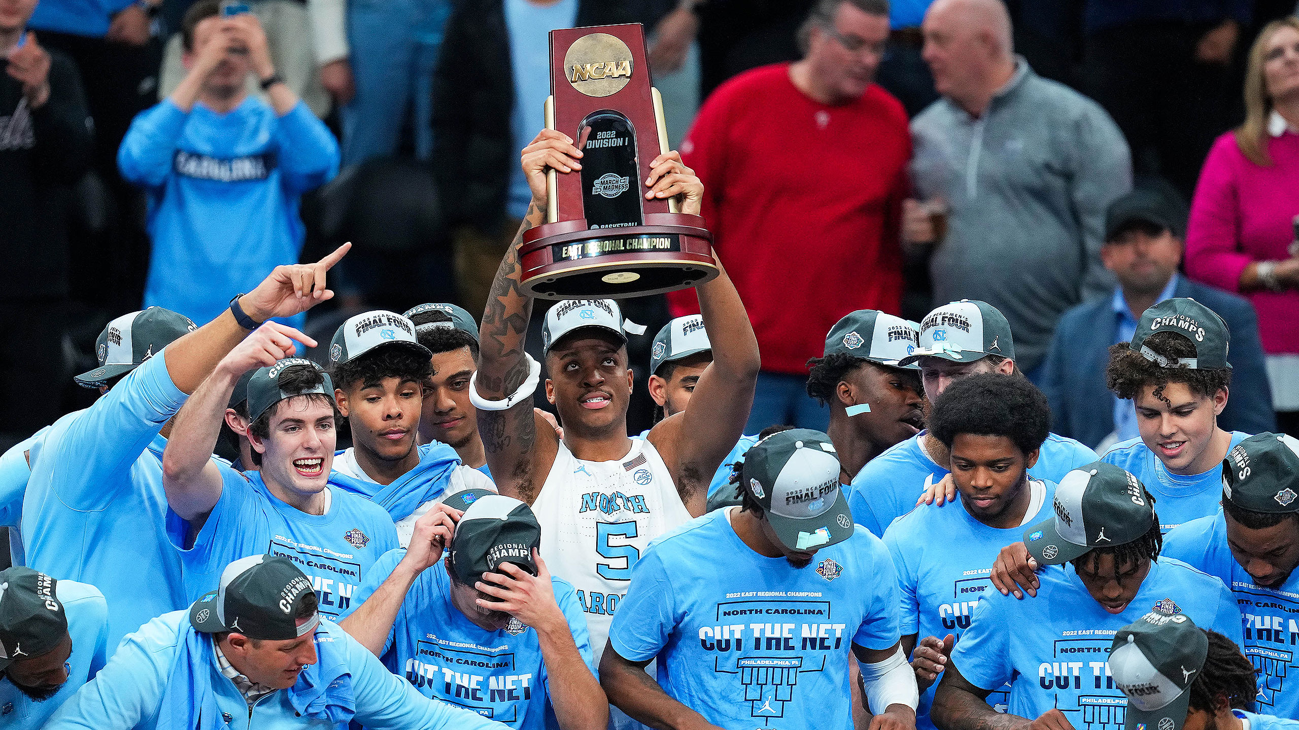 Armando Bacot lifts the 2022 East Region trophy