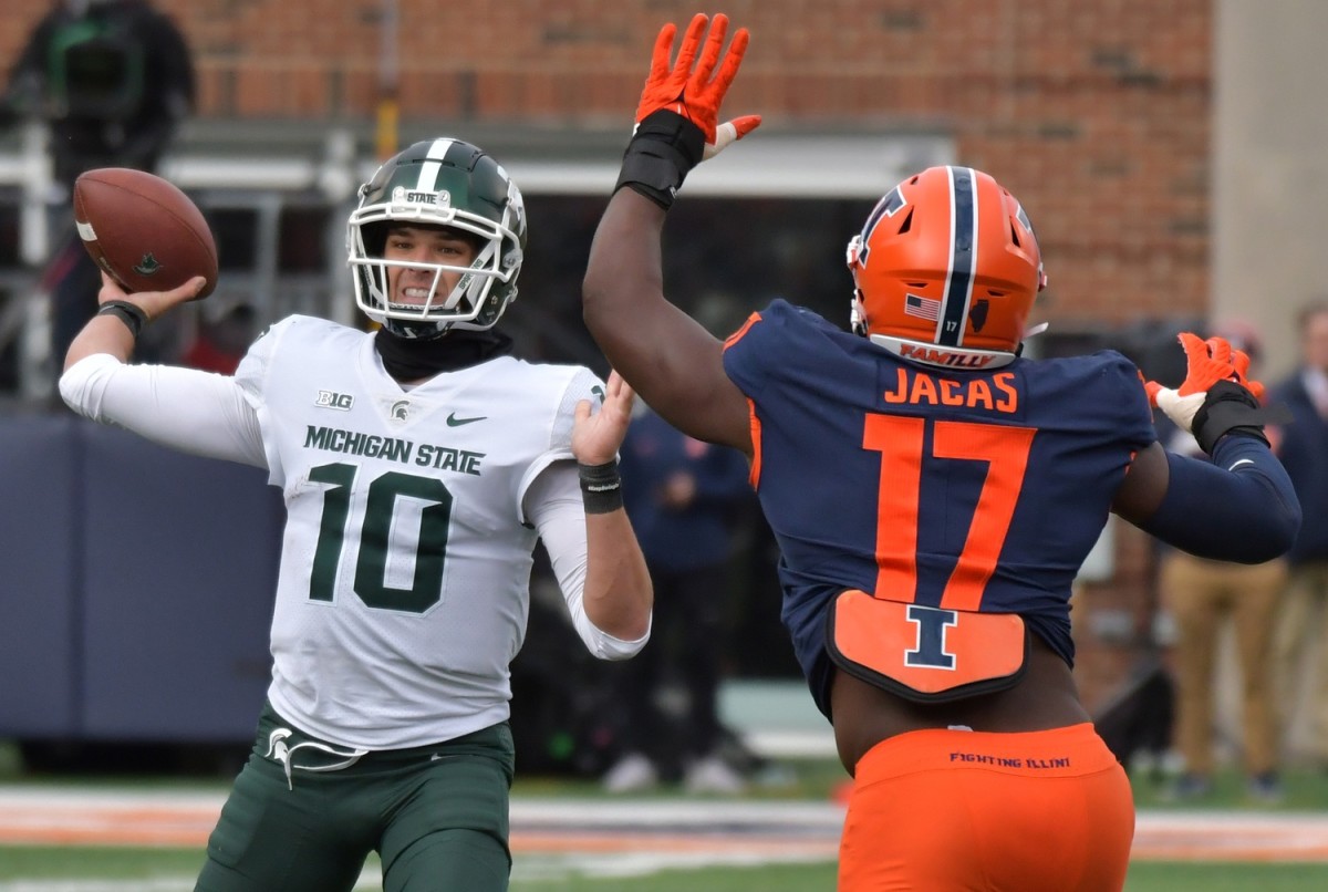 Michigan State quarterback Payton Thorne (10) passes the ball as Illinois linebacker Gabe Jacas (17) pressures during the first half at Memorial Stadium. (Ron Johnson-USA TODAY Sports)