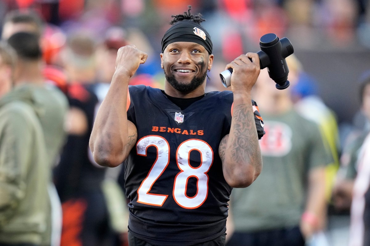Bengals running back Joe Mixon celebrates his five-touchdown performance against the Panthers in Week 9.