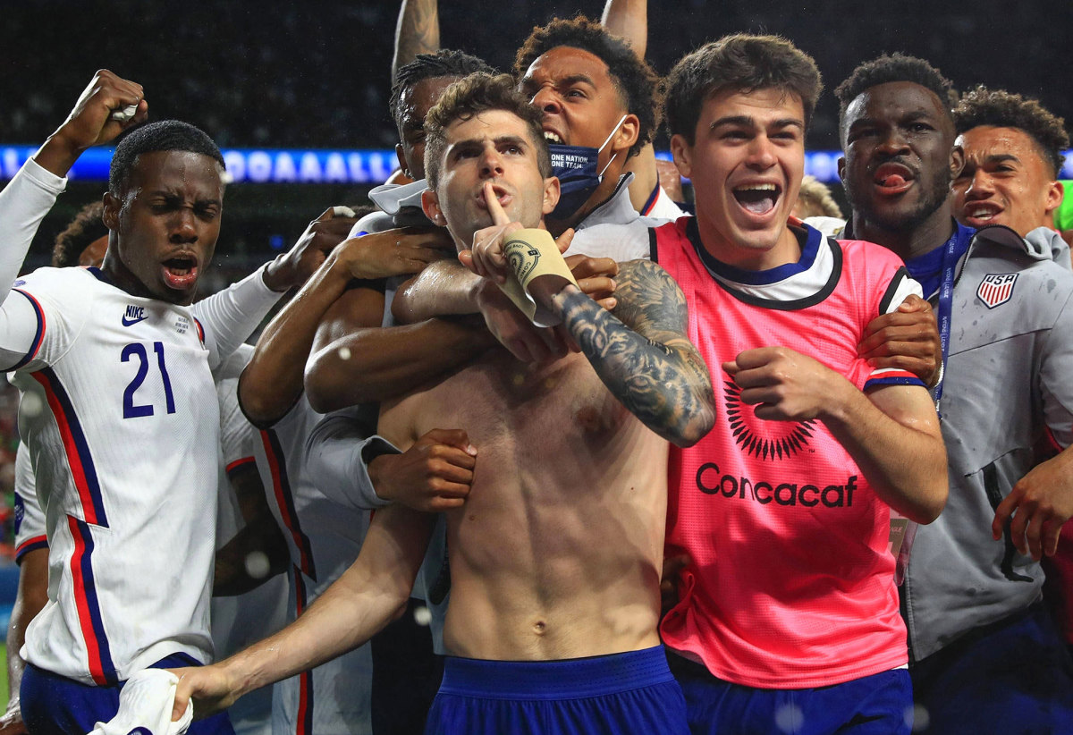 Christian Pulisic and the USMNT celebrate during the 2021 Concacaf Nations League final