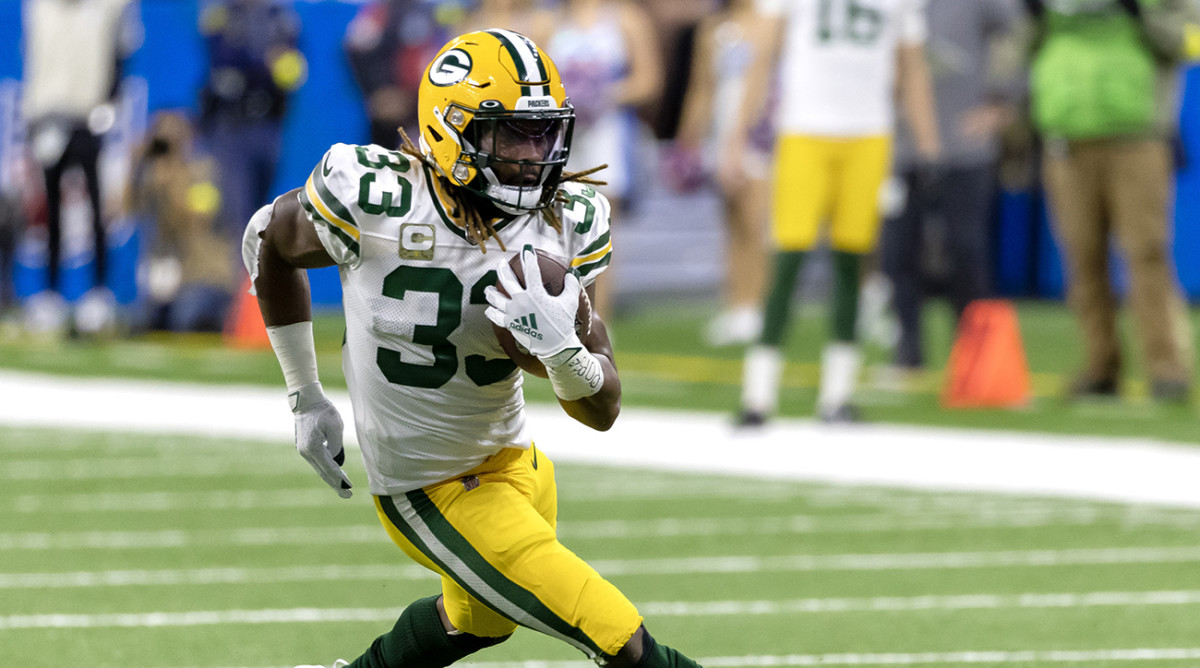 Aaron Jones running the ball for the Packers.
