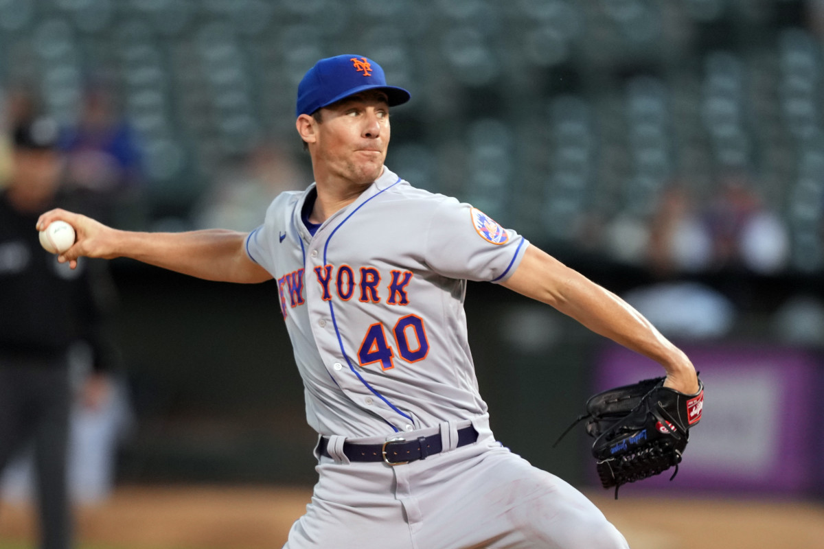 Mets pitcher Chris Bassitt throws the baseball