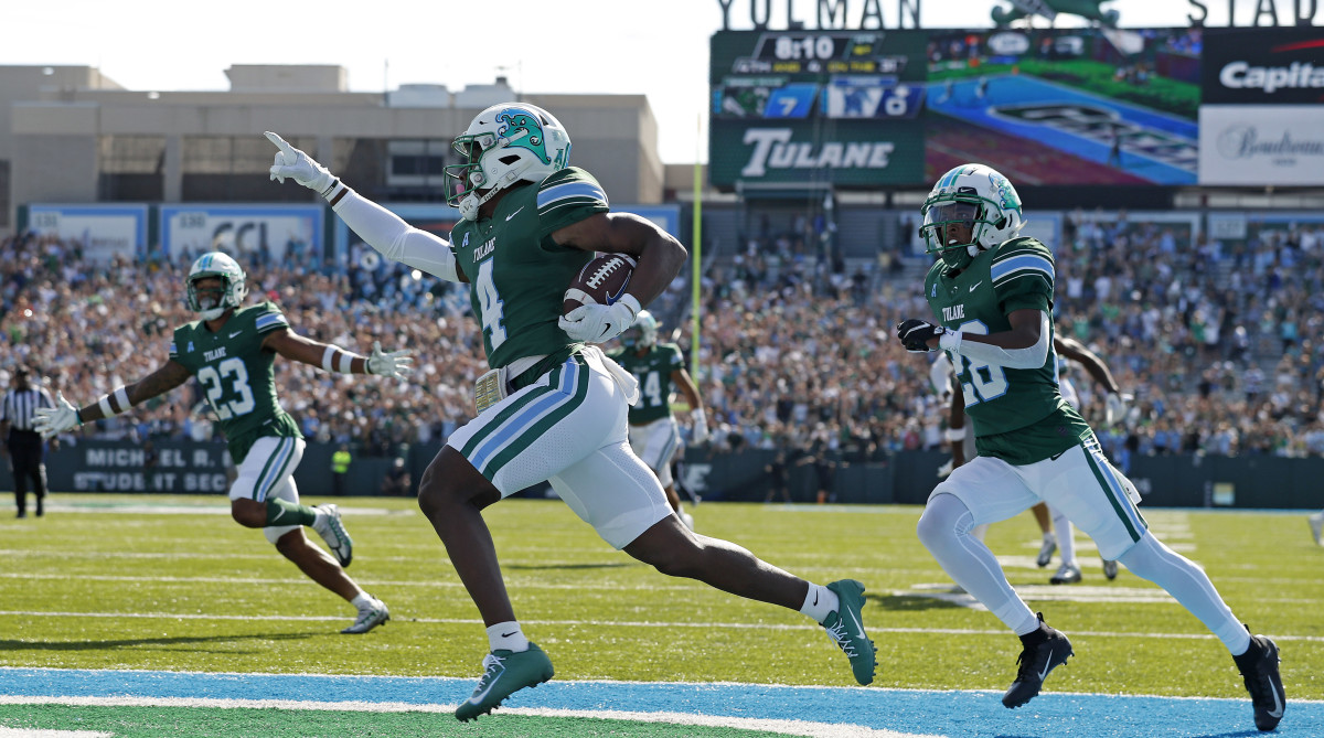 Tulane football players celebrate after a kickoff return for a touchdown vs. Memphis.