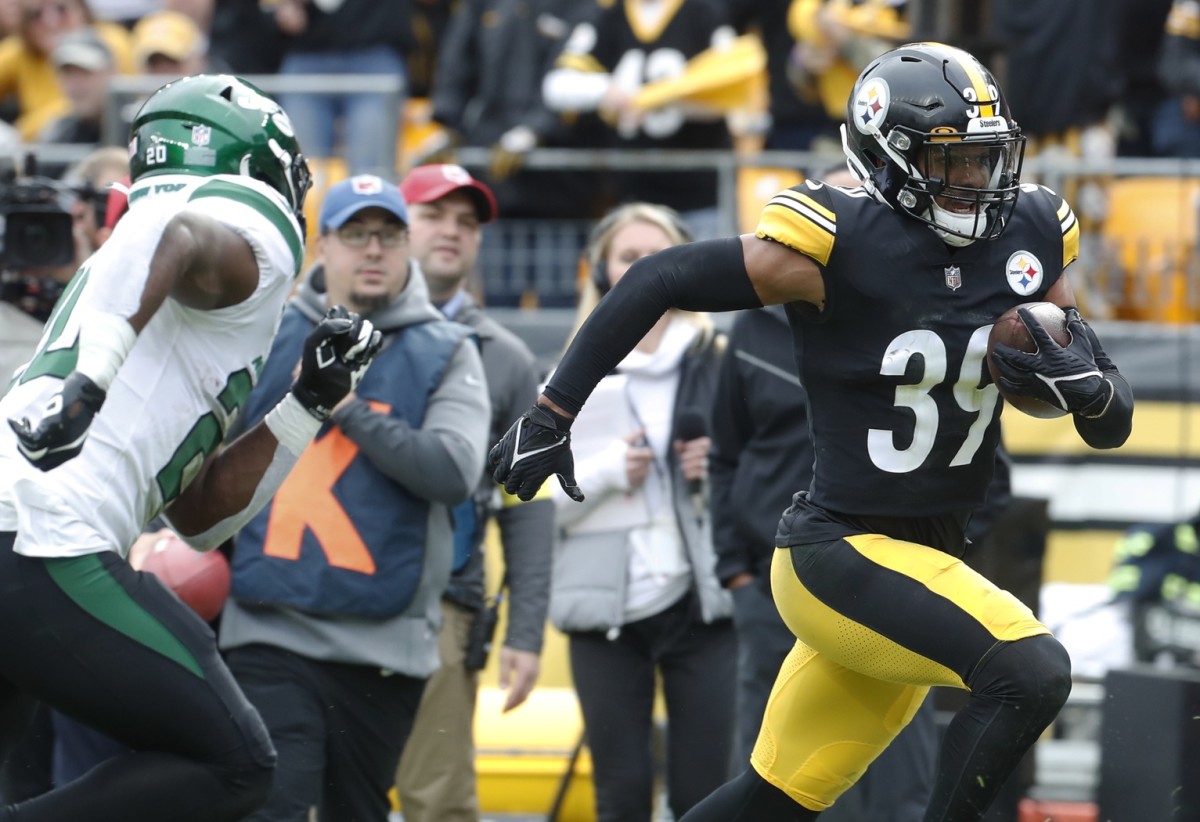 Pittsburgh Steelers safety Minkah Fitzpatrick (39) returns an interception against the New York Jets. Mandatory Credit: Charles LeClaire-USA TODAY Sports