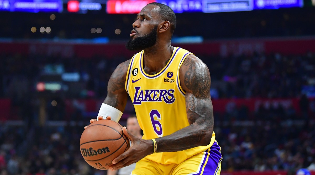 Lakers forward LeBron James (6) shoots the ball against the Clippers.