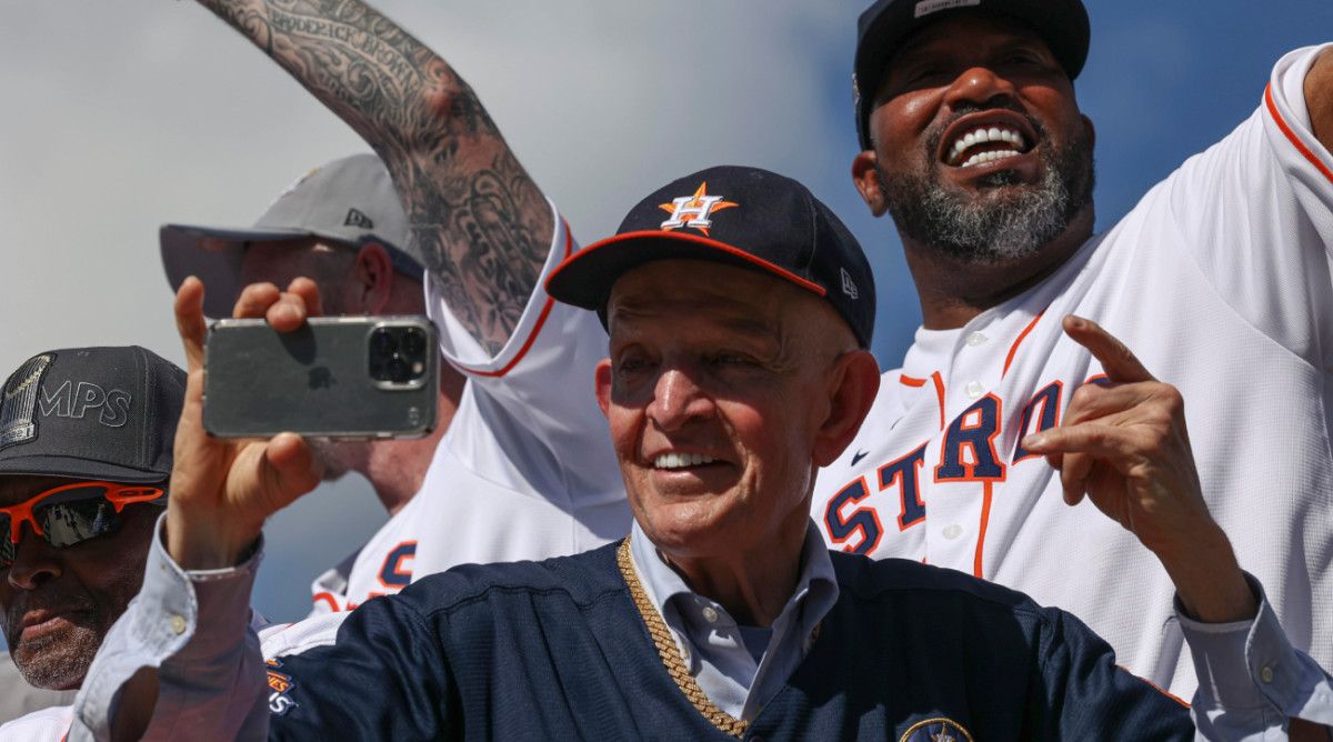 Watch: 'Mattress Mack' Gives All-Time Flex With World Series Winnings - Vimarsana News