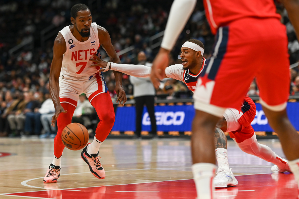 Kevin Durant breaking down the defense - USA Today