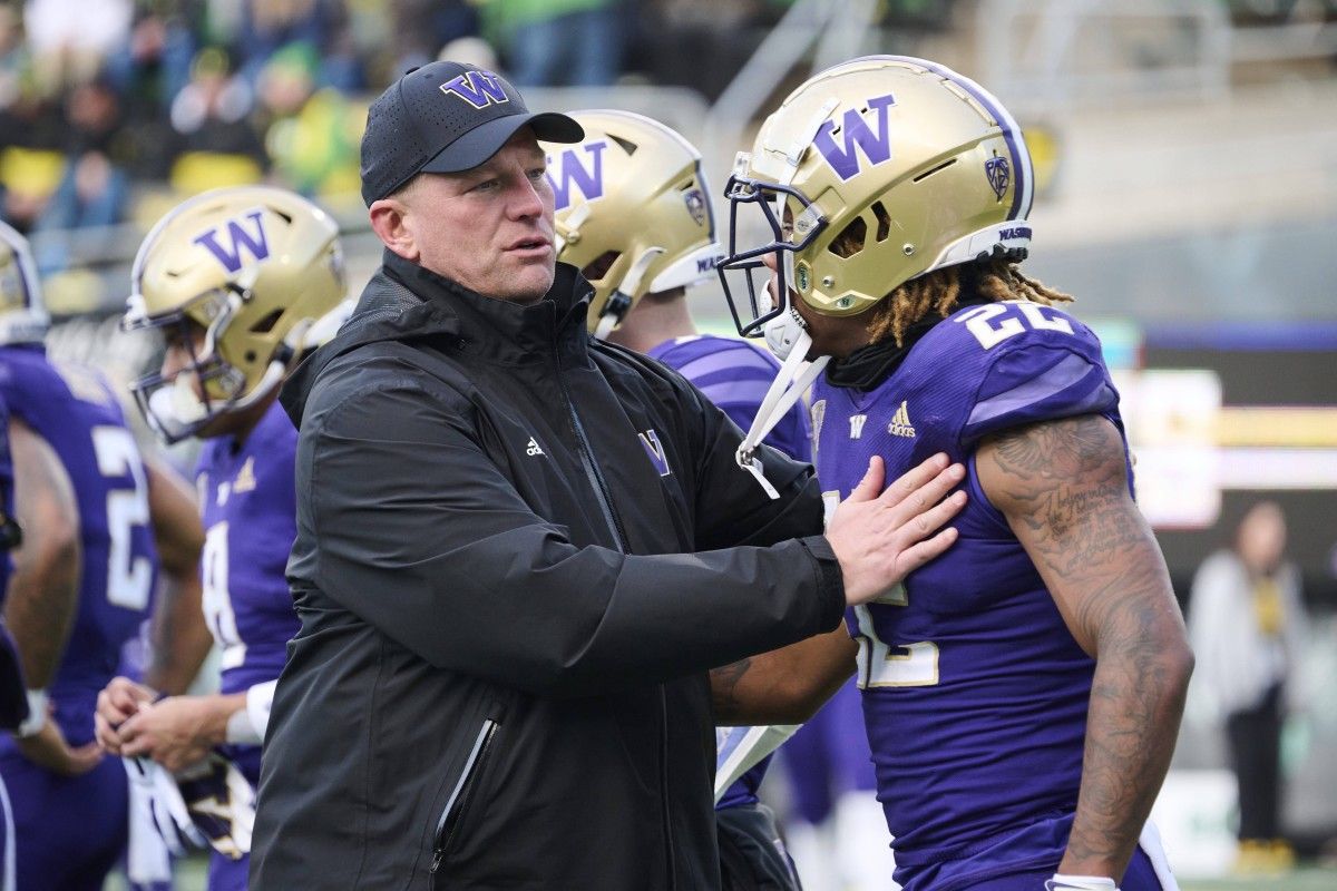 Kalen DeBoer and Cam Davis share a few words on the sideline at Autzen Stadium.