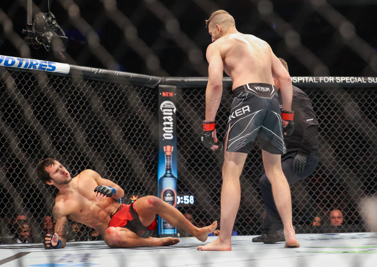 Dan Hooker (red gloves) and Claudio Puelles (blue gloves) during UFC 281 at Madison Square Garden.