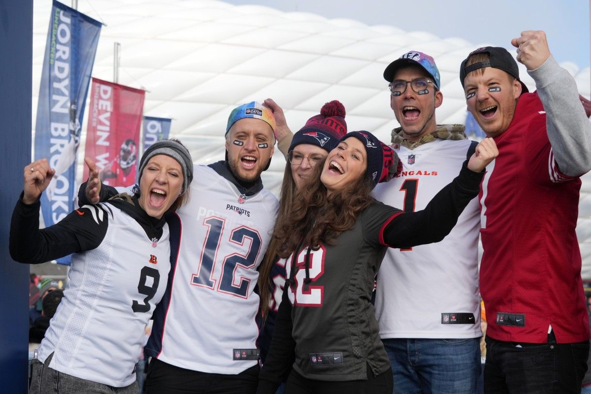 WATCH: Entire Stadium Sings Country Roads During Bucs-Seahawks Game in Germany - Vimarsana News