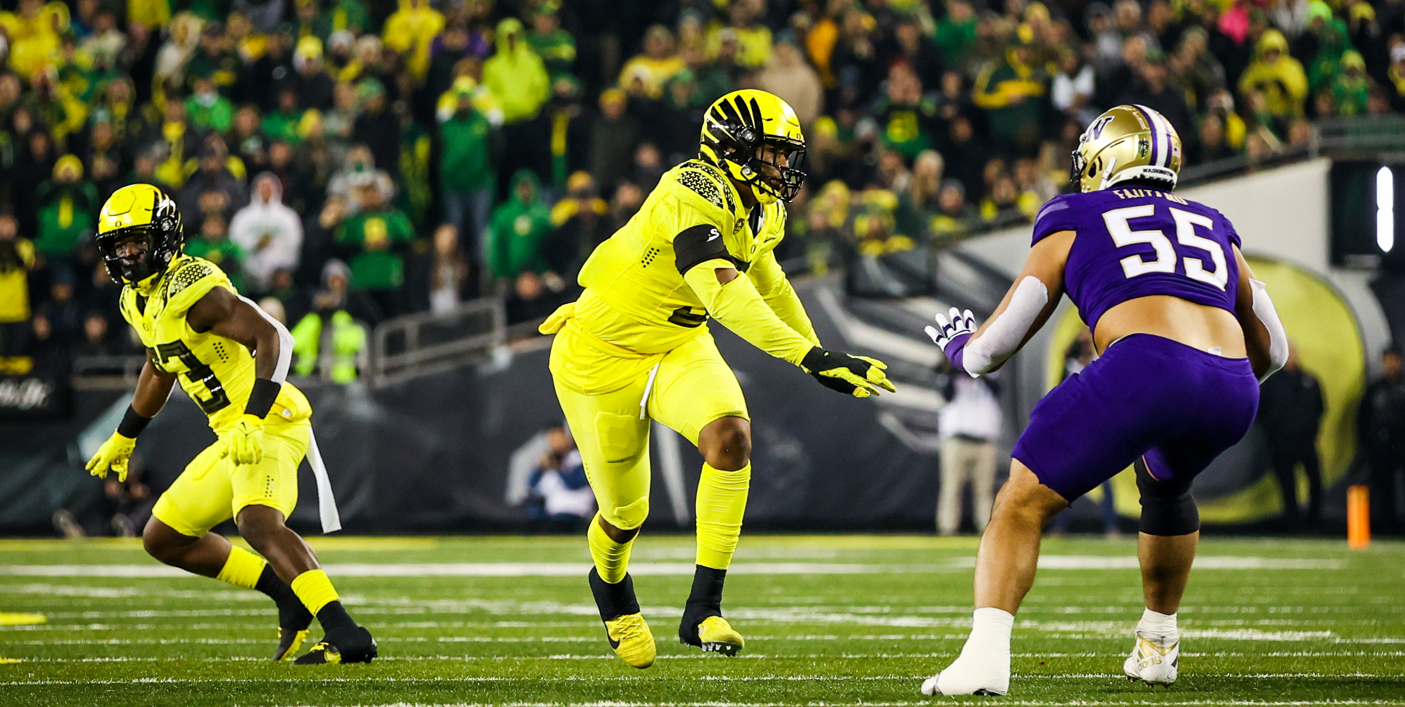 Oregon Ducks defensive lineman Brandon Dorlus rushes the passer against the Washington Huskies. 