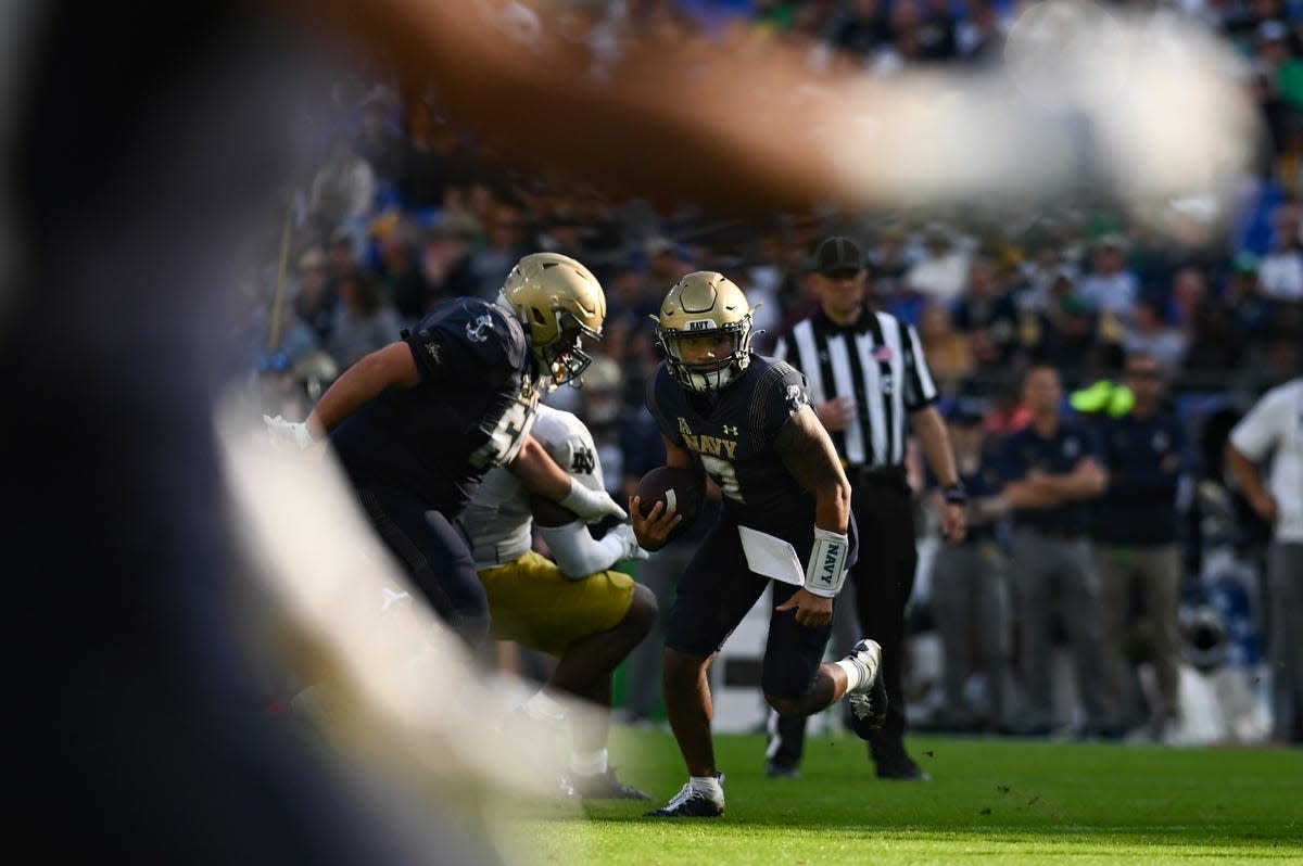Nov 12, 2022; Baltimore, Maryland, USA; \Navy Midshipmen quarterback Xavier Arline (7) rushes during the second half against the Notre Dame Fighting Irish at M&amp;T Bank Stadium. Mandatory Credit: Tommy Gilligan-USA TODAY Sports