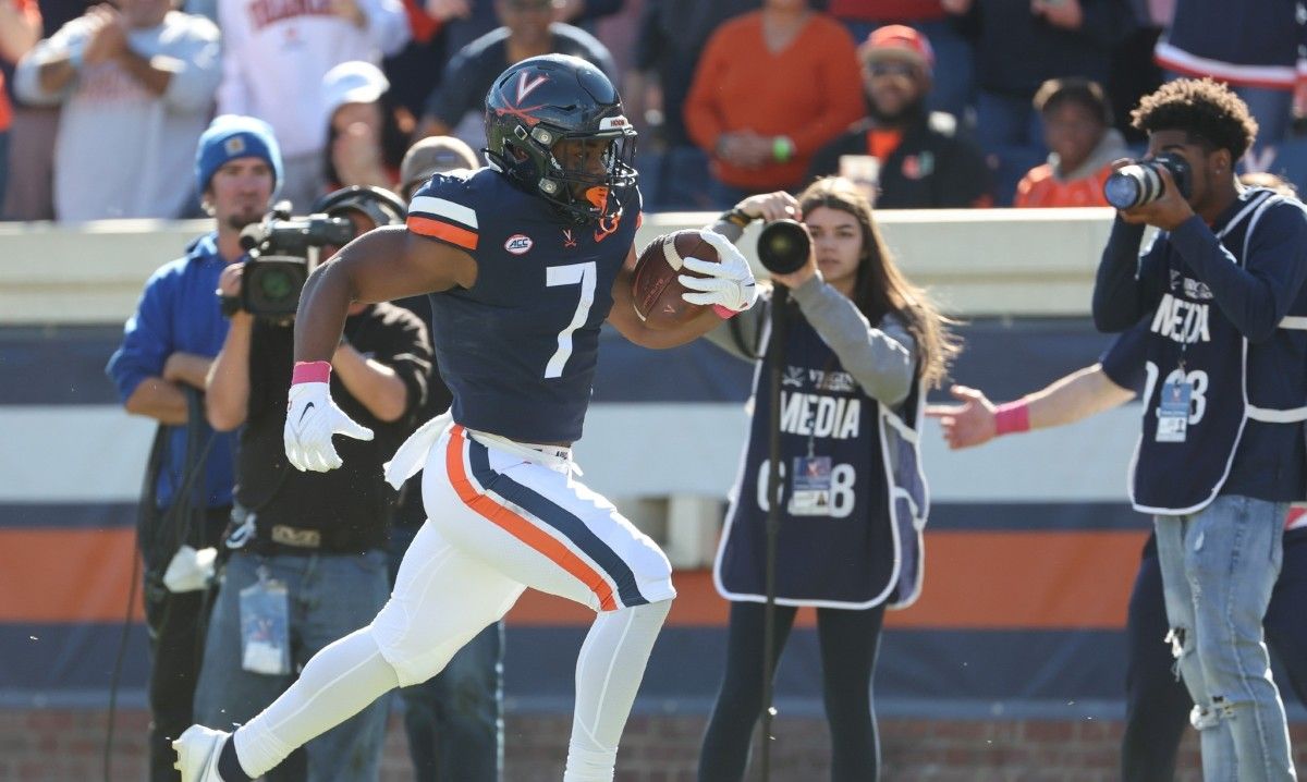 Virginia Cavaliers running back Mike Hollins runs the ball against the Miami Hurricanes at Scott Stadium.