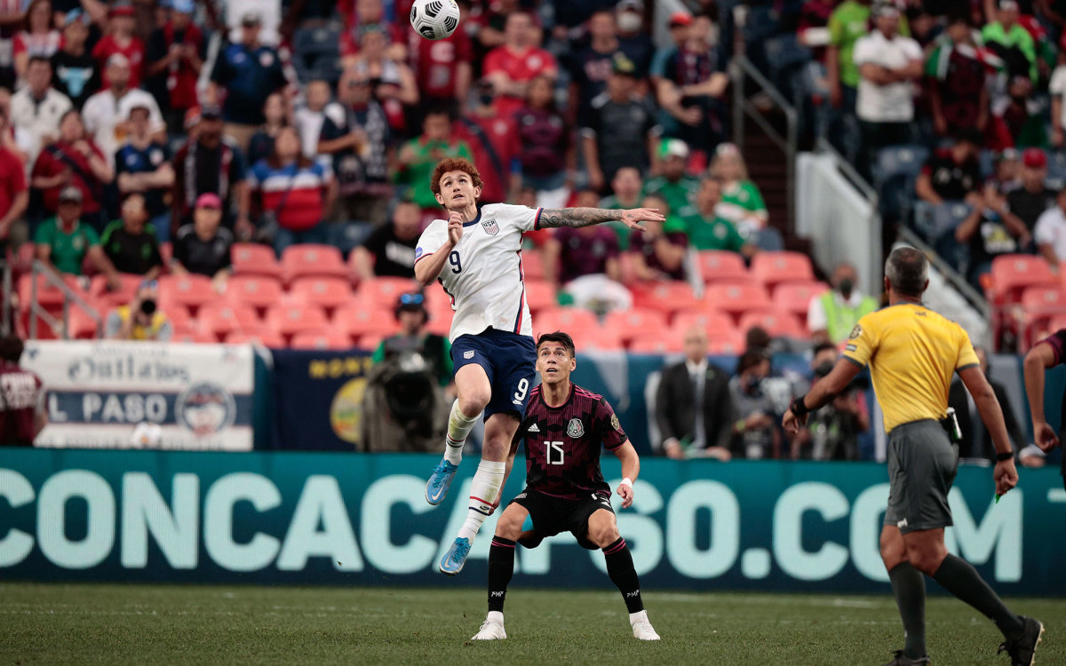 Josh Sargent playing for the USMNT vs. Mexico in the 2021 Concacaf Nations League final