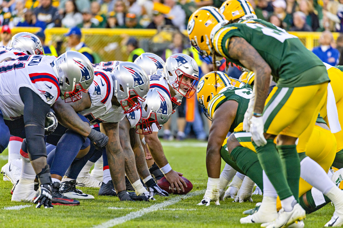 Joe Cardona gets ready to make a snap against the Packers