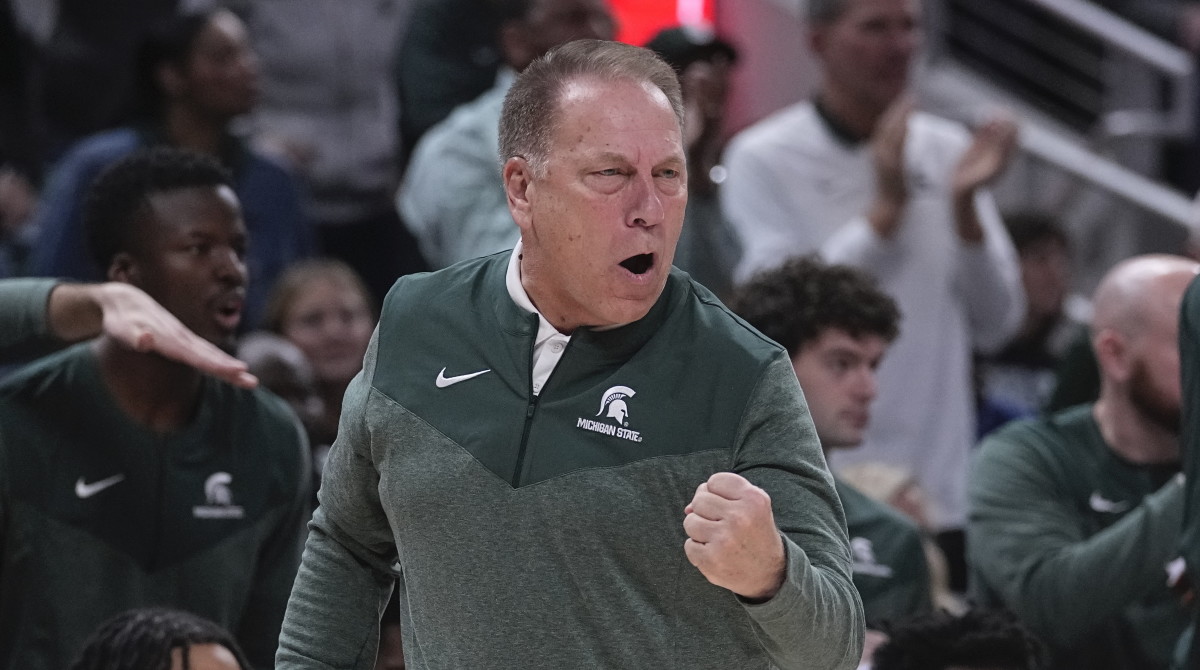 Michigan State coach Tom Izzo pumps fist during game vs. Kentucky