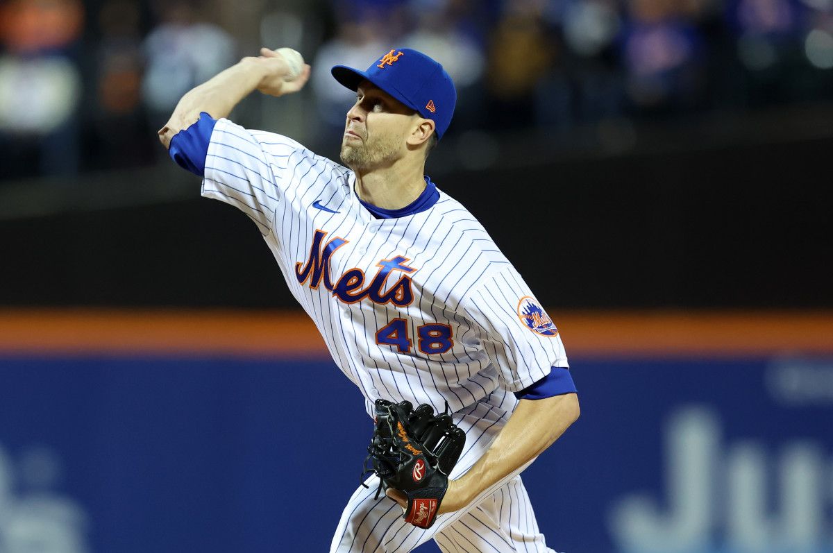 Mets ace Jacob deGrom throws a pitch.