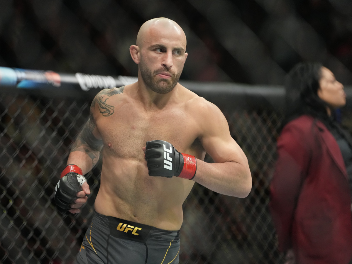 Alexander Volkanovski (red gloves) reacts before a bout against Max Holloway (not pictured) during UFC 276 at T-Mobile Arena.