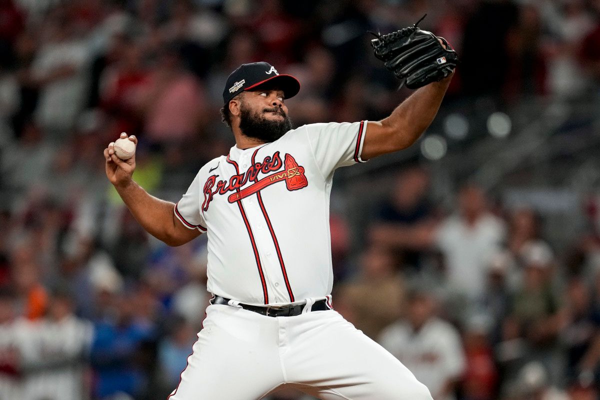 Atlanta closer Kenley Jansen throws a pitch. (2022)