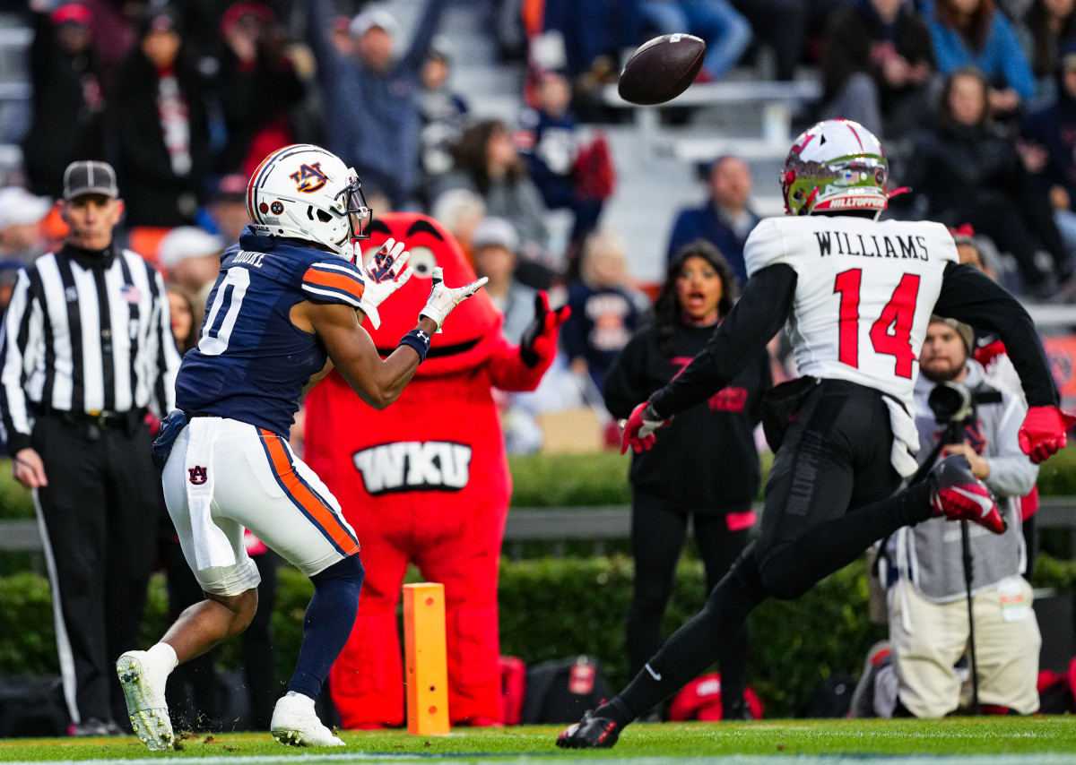 Koy Moore (0) catches a pass from Jarquez Hunter (27) during the game between Auburn and Western Kentucky at Jordan-Hare Stadium. Zach Bland/AU Athletics