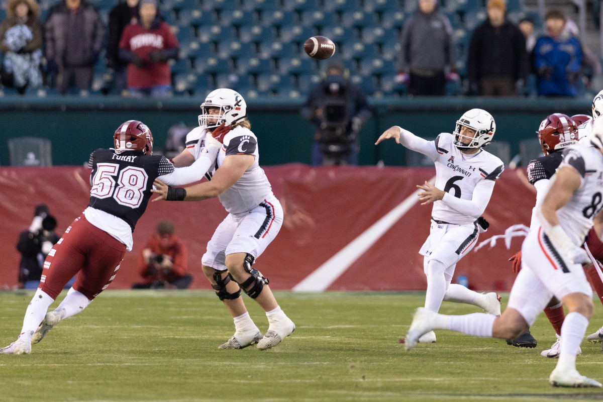 Nov 19, 2022; Philadelphia, Pennsylvania, USA; Cincinnati Bearcats quarterback Ben Bryant (6) passes the ball against the Temple Owls during the first quarter at Lincoln Financial Field. Mandatory Credit: Bill Streicher-USA TODAY Sports