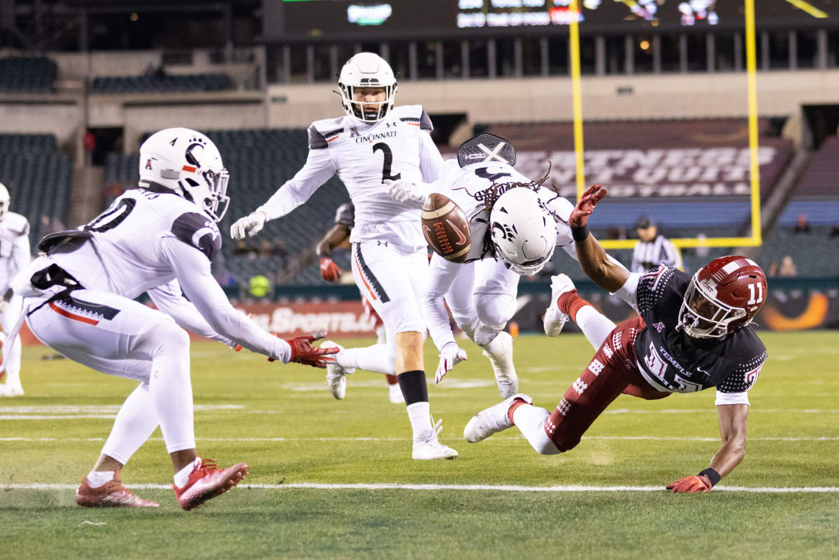 Nov 19, 2022; Philadelphia, Pennsylvania, USA; Cincinnati Bearcats safety Bryon Threats (10) intercepts a ball in front of Temple Owls D'Wan Mathis (11) during the third quarter at Lincoln Financial Field. Mandatory Credit: Bill Streicher-USA TODAY Sports