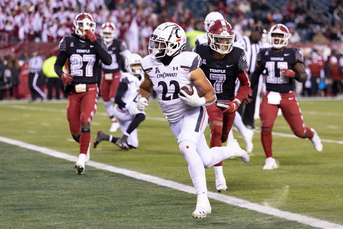 Nov 19, 2022; Philadelphia, Pennsylvania, USA; Cincinnati Bearcats running back Ryan Montgomery (22) runs for a touchdown against the Temple Owls during the second quarter at Lincoln Financial Field. Mandatory Credit: Bill Streicher-USA TODAY Sports