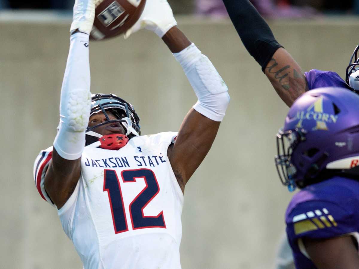 Jackson State wide receiver Travis Hunter grabs a touchdown pass from quarterback Shedeur Sanders to make it a 24-13 game against Alcorn State.