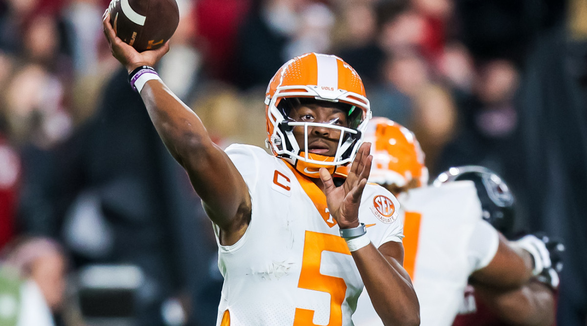 Tennessee QB Hendon Hooker passes against South Carolina