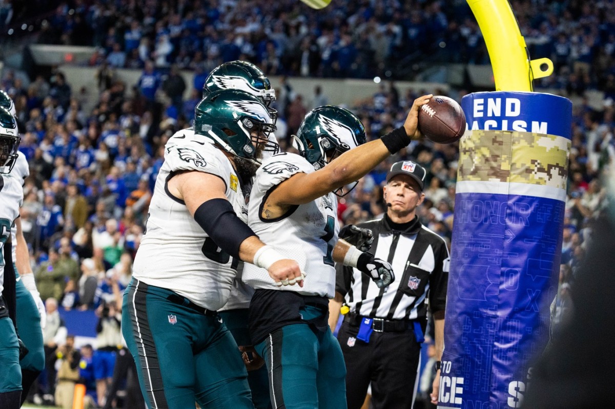 Jalen Hurts leads Eagles to desperately needed comeback victory