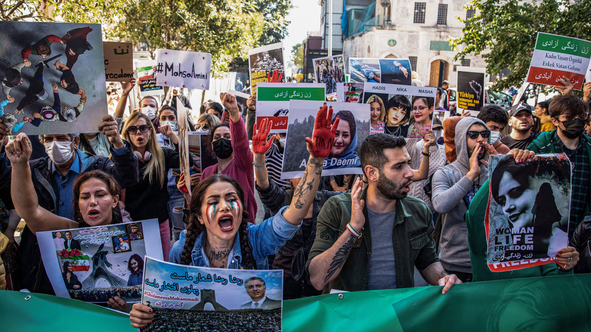 Protesters hold placards expressing their opinion and chant slogans outside the Iranian Consulate in Istanbul in October 2022.