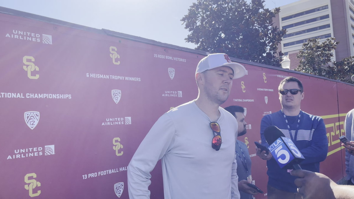 Lincoln Riley USC football practice