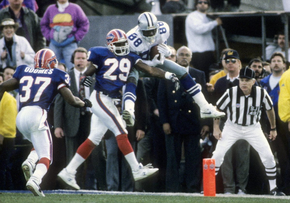 Michael Irvin (88) jumps to make a catch in the endzone against Buffalo Bills James Williams