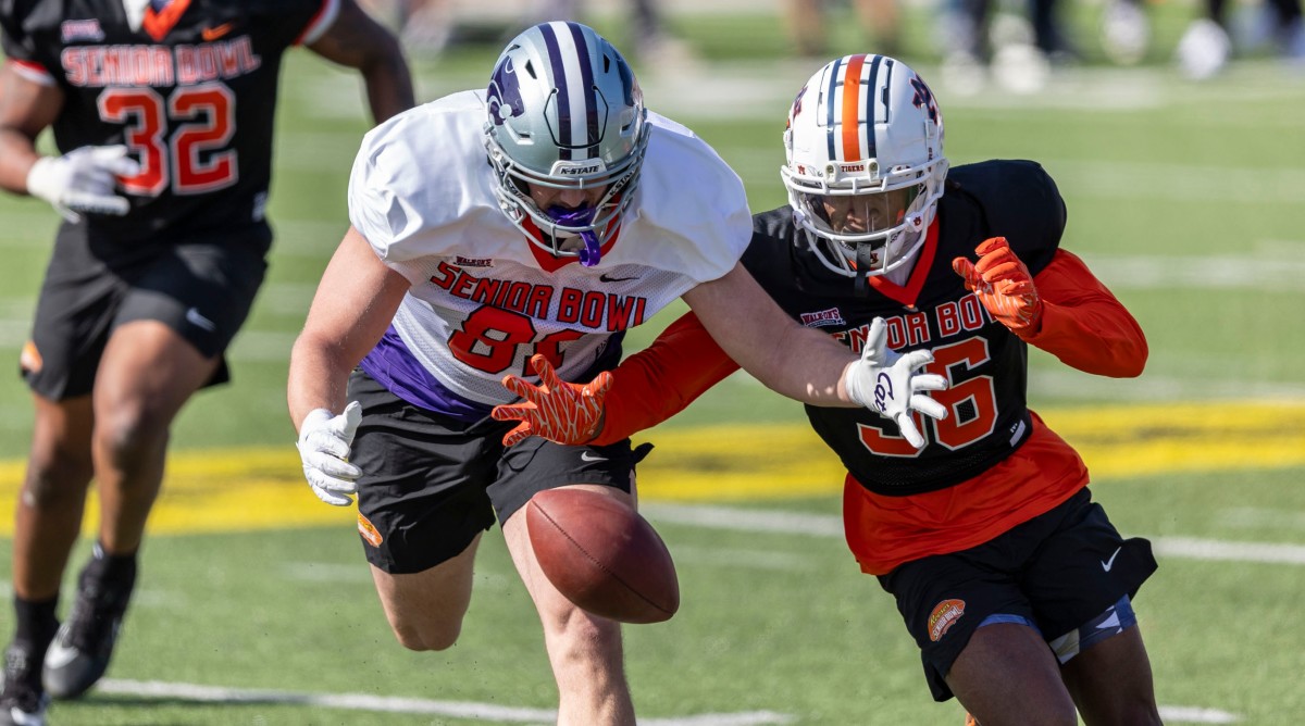 Kansas State tight end Ben Sinnott battles for the ball during practice for the American team at the Senior Bowl.