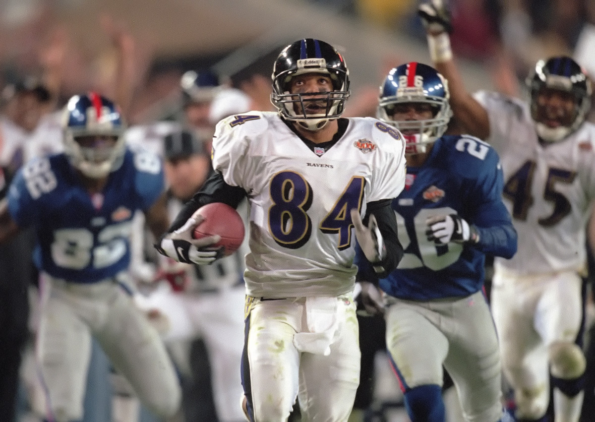 Jermaine Lewis runs with the ball as Giants players chase after him