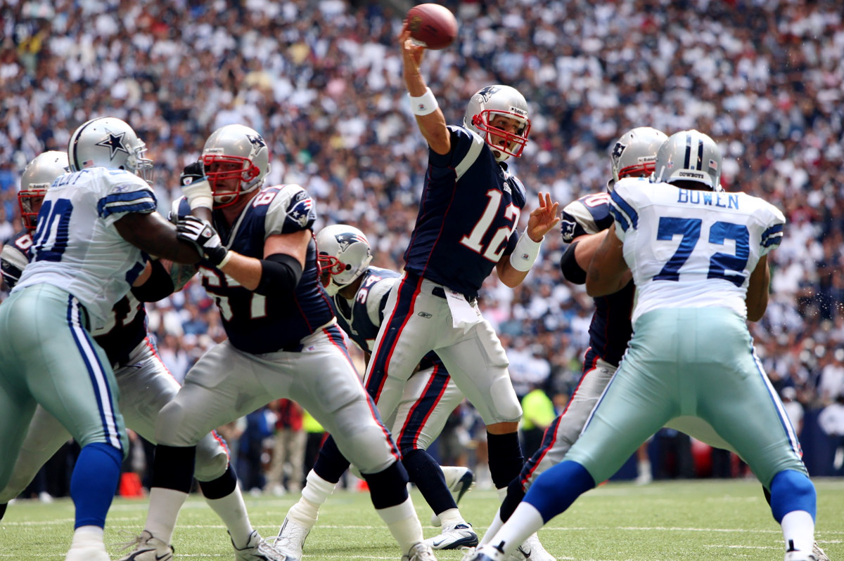Tom Brady throws the ball
