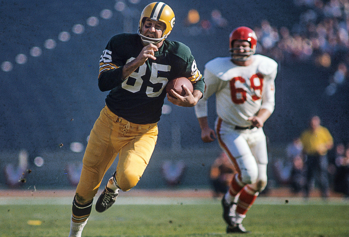 Max McGee runs with the ball under one arm