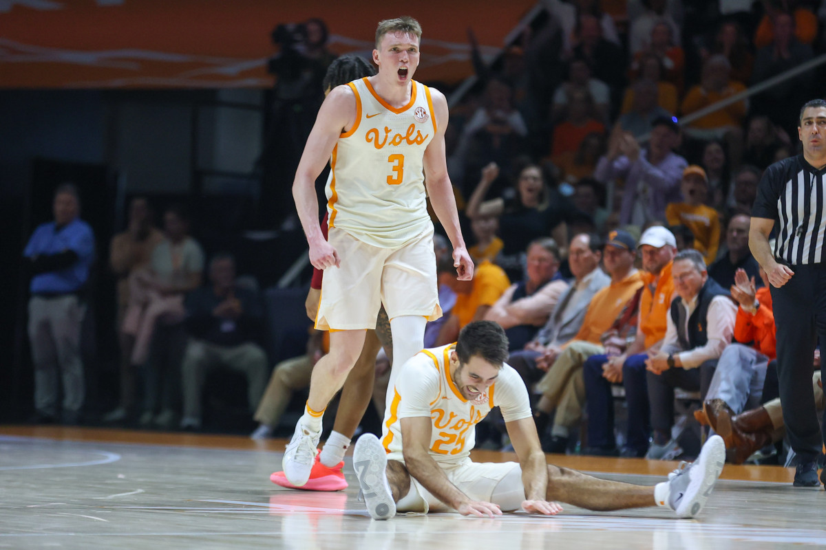 Tennessee Volunteers G Dalton Knecht and Santiago Vescovi during the loss to South Carolina. (Photo by Randy Sartin of USA Today Sports)