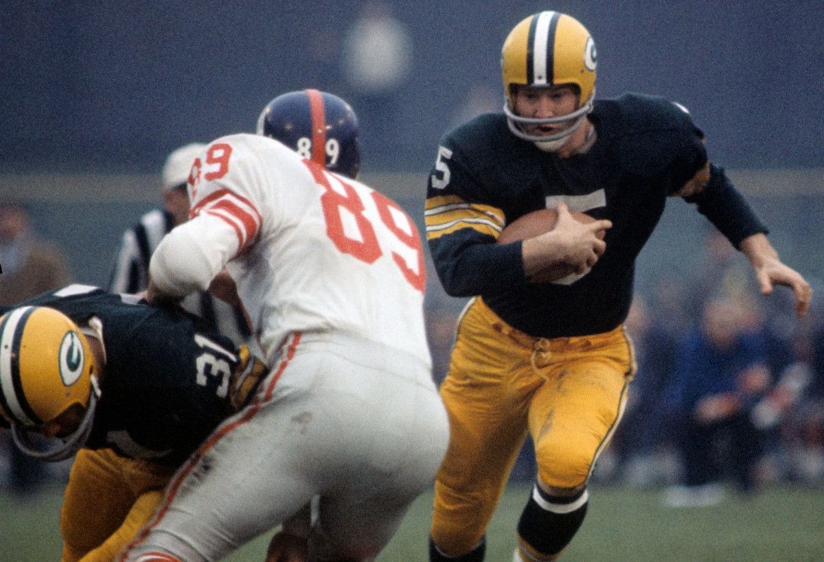 Paul Hornung runs with the ball