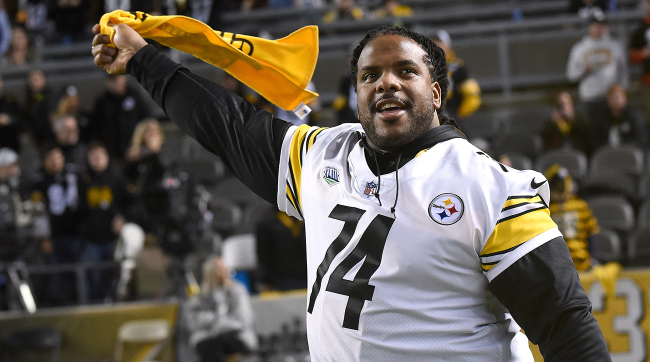 Former Pittsburgh Steelers offensive tackle Willie Colon waves a Terrible Towel at the team’s game against the Los Angeles Chargers on Dec. 2, 2018.