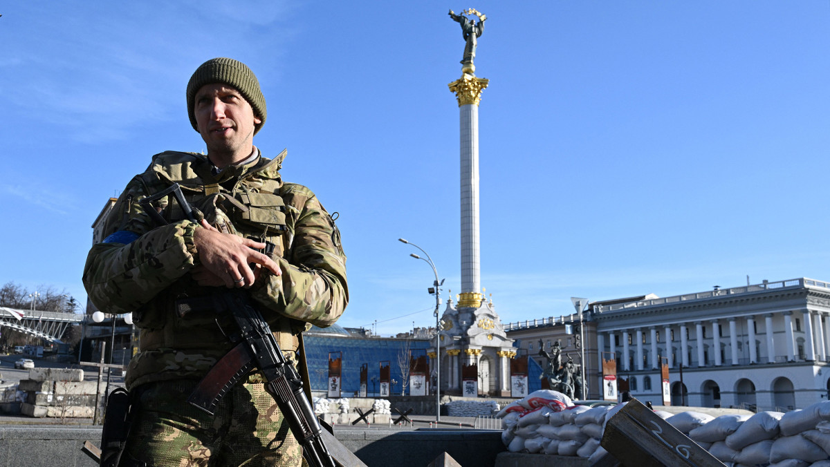 After trading his racket for a rifle, Stakhovsky posed in March 2022 in Kyiv’s Independence Square.