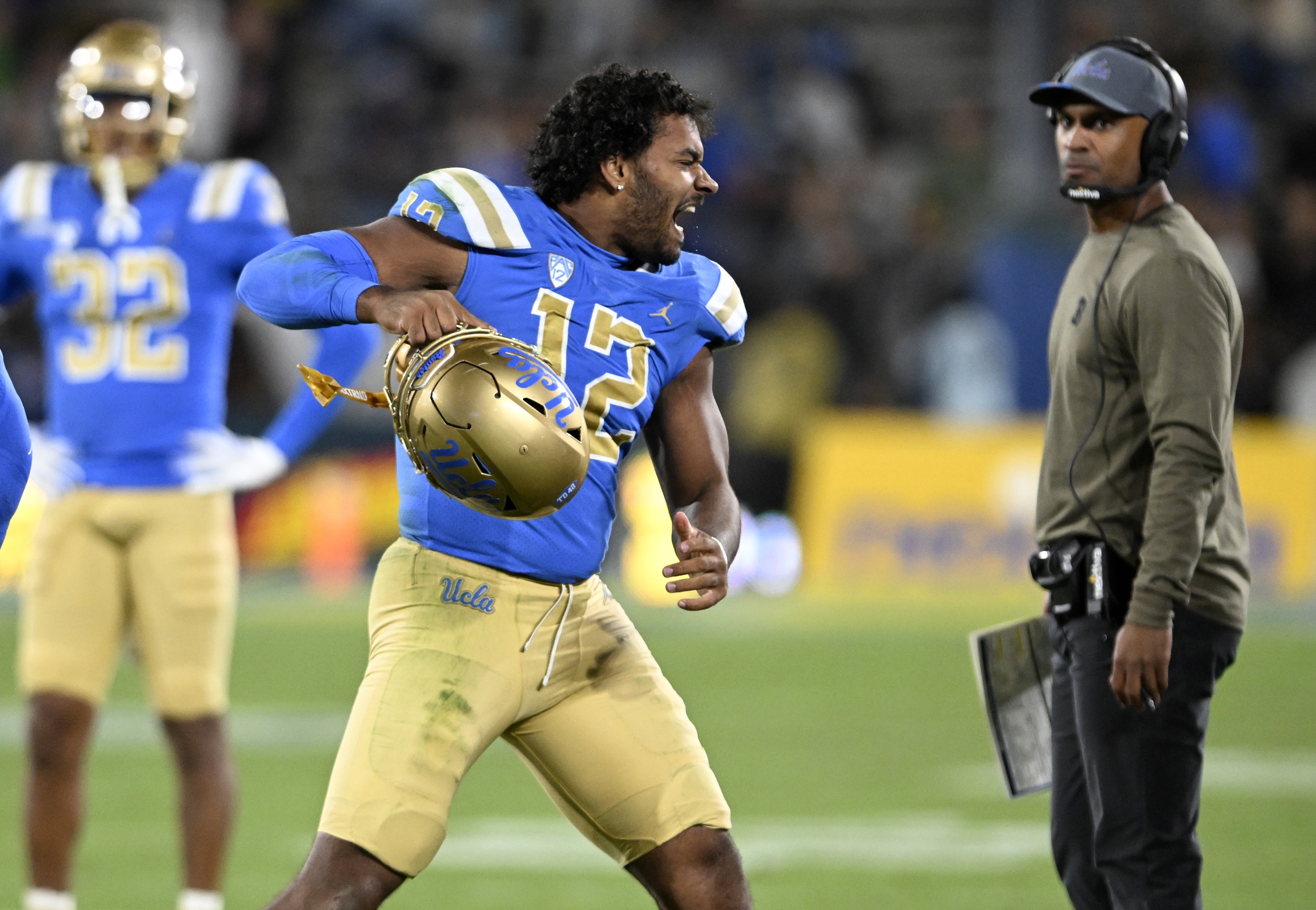 UCLA Football Watch Bruins Lineman Record Major Sack In Shrine Bowl