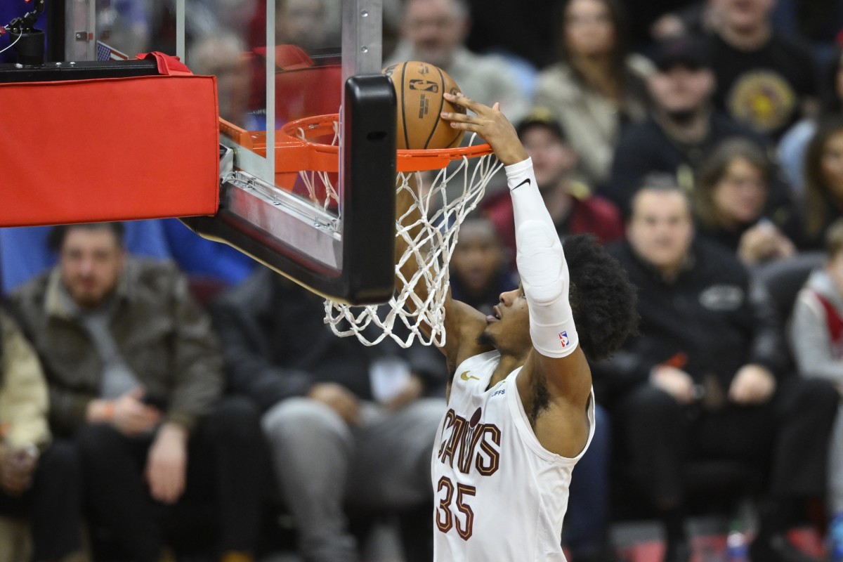  Cleveland Cavaliers forward Isaac Okoro (35) dunks in the fourth quarter against the Sacramento Kings