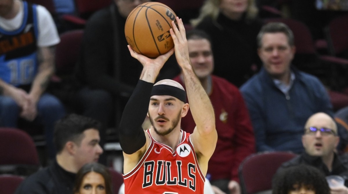 Chicago Bulls guard Alex Caruso shoots in the fourth quarter against the Cleveland Cavaliers at Rocket Mortgage FieldHouse in Cleveland, Ohio, on Jan 15, 2024.