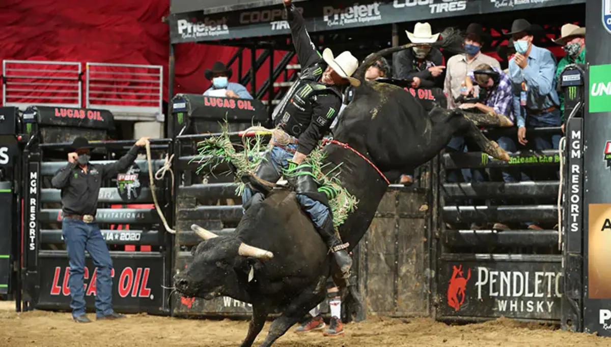 J.B. Mauney in Round 1 of the 2020 PBR Lucas Oil Invitational in Des Moines, Iowa, with an 88.5-point ride on Show Me Homie.
