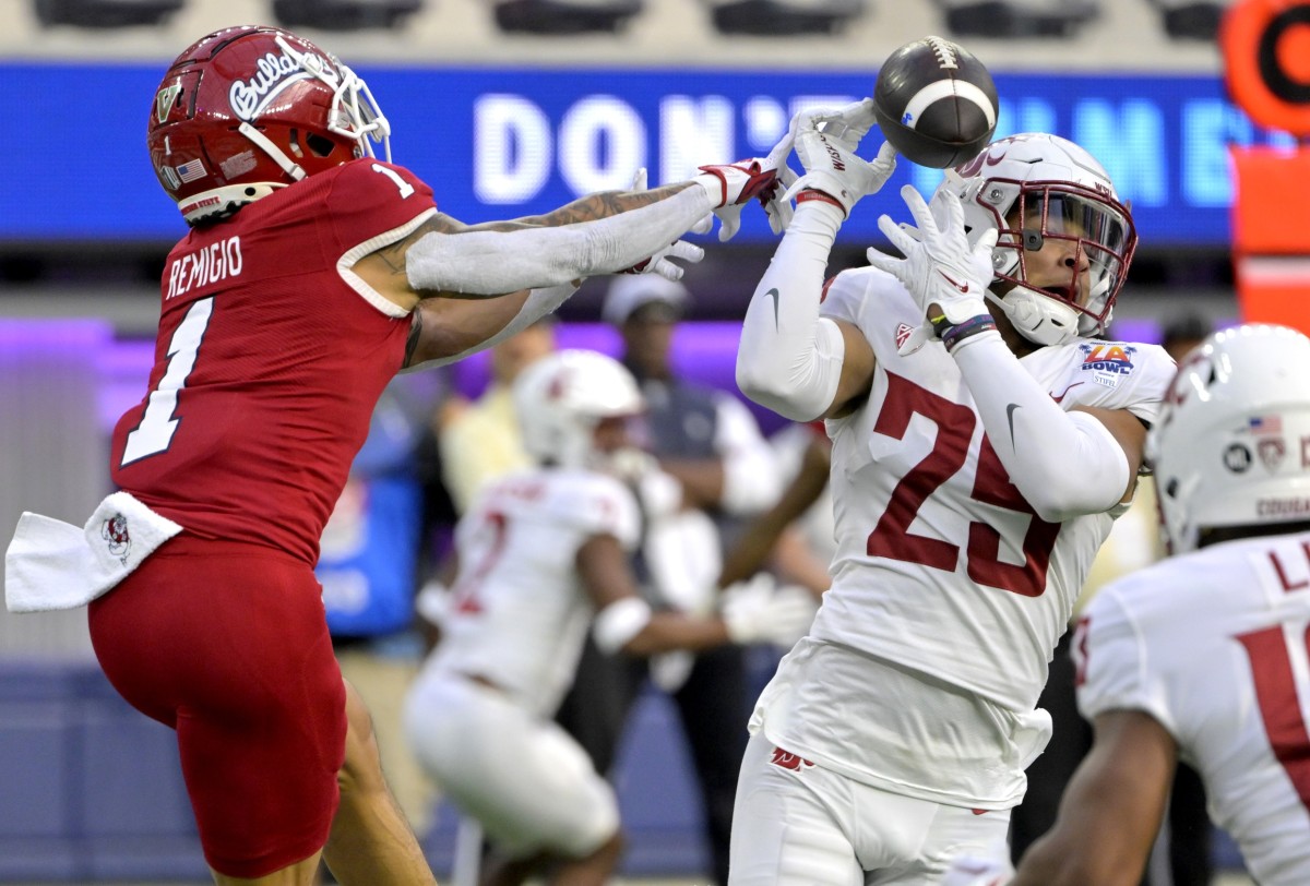 Dec 17, 2022; Inglewood, CA, USA; Washington State Cougars defensive back Jaden Hicks (25) breaks up a pass in the end zone intended for Fresno State Bulldogs wide receiver Nikko Remigio (1) at SoFi Stadium. Mandatory Credit: Jayne Kamin-Oncea-USA TODAY Sports  