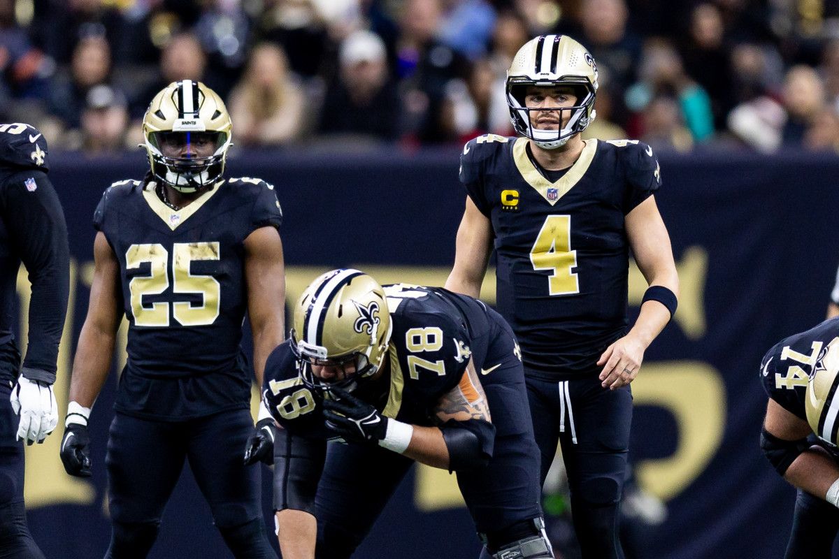 New Orleans Saints quarterback Derek Carr (4) looks over the Atlanta Falcons defense.