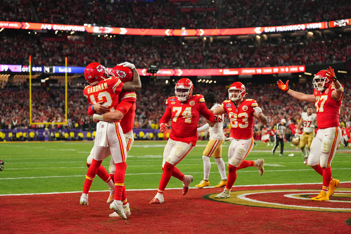 Mecole Hardman Jr. jumps to hug his teammates in the end zone