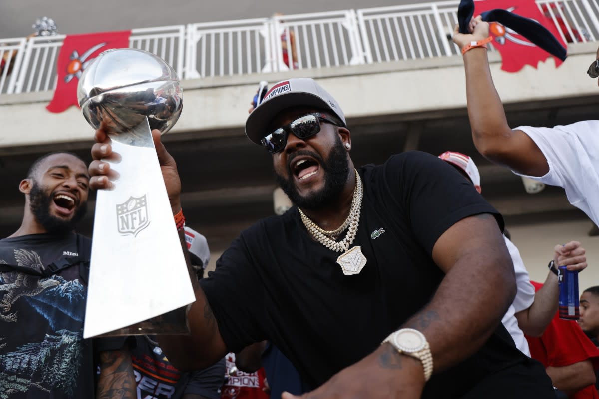 Could Donovan Smith’s two Super Bowl rings improve his chances of signing with the New York Jets for 2024?
